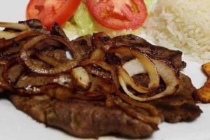 plato de hígado encebollado