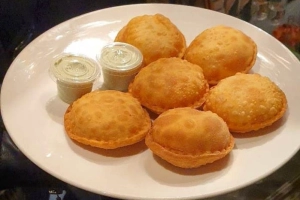 plato con pastelitos andinos