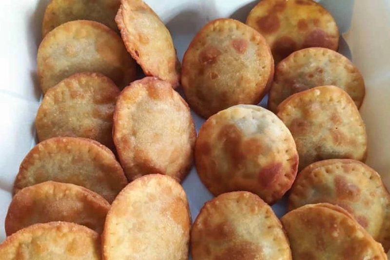 Pastelitos Venezolanos: Receta Fácil de Aperitivos Crujientes bandeja con pastelitos venezolanos