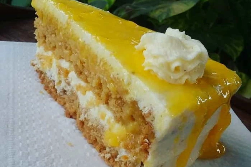 Torta de Parchita: Receta Refrescante y Fácil de Preparar porción de torta de parchita